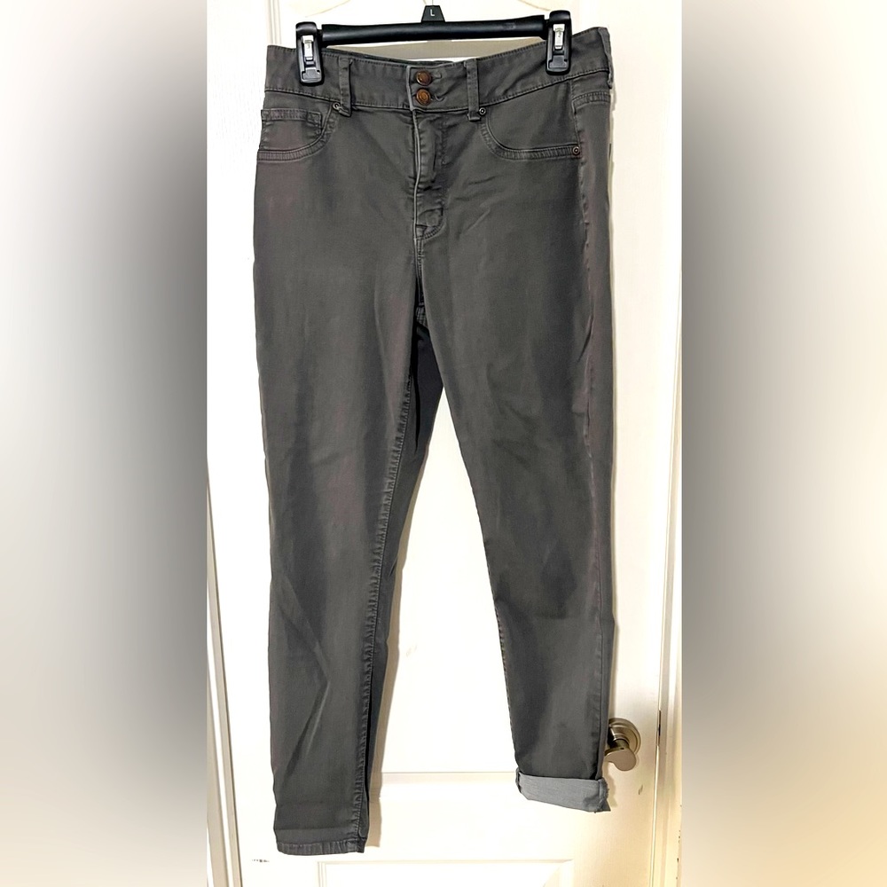 Women’s M Jeans by Maurice’s. 2 button, casual pants. Gray. Medium.